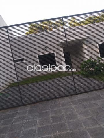 moderna vivienda con finas molduras a estrenar en San Bernardino