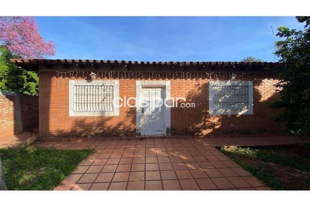 Se vende casa en esquina a pasos del multiplaza