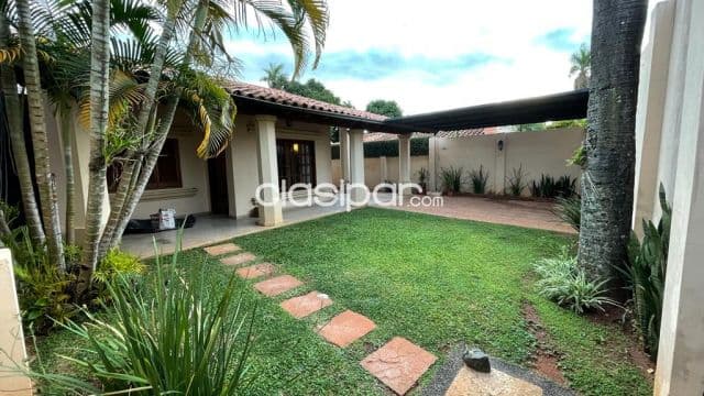 Bo Herrera: Elegante residencia, todo pb, 3 dormit, jardín, piscina, 8.500.000 gs