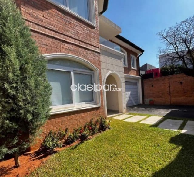 B° mcal estigarribia: Residencia perfil diplomatico, 3 suites, amplia recepcion , piscina