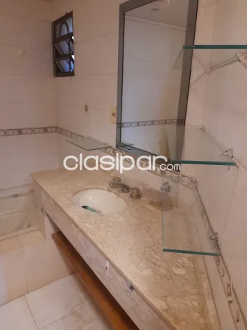 Carmelitas: Hermosa residencia, 4 dormitorios, jardín, quincho, ahora 1.900 usd — foto 4
