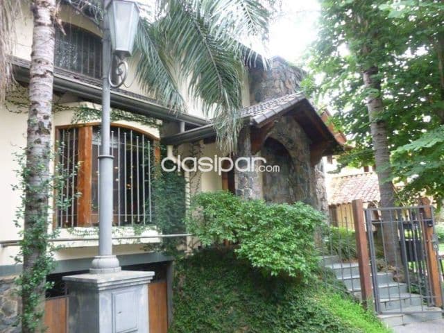 Z/ sh sol – Carmelitas: Lujoza casa duplex, 3 suites, jardín, piscina, garages – 1.800 usd, foto 1