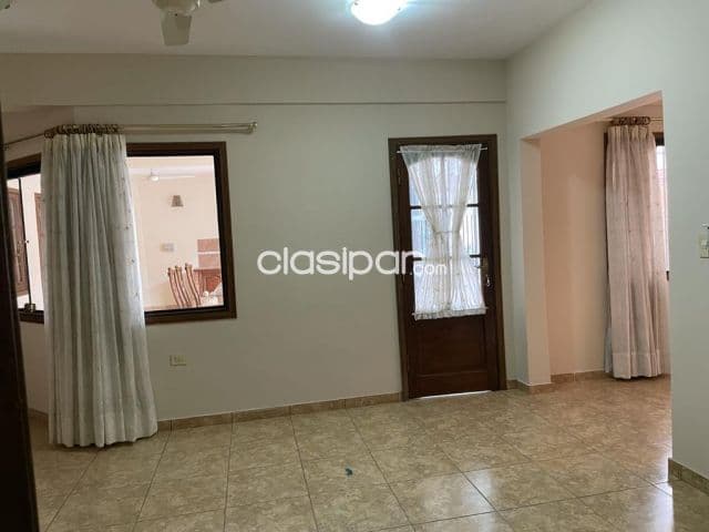 Las Mercedes – prox. Emb. Argentina: 600m2, 5 dormit, jardín, piscina, 4 garajes