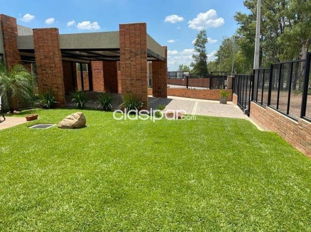Surubi’i: Residencia contemporánea, 1.600m2, 3 dormit, gran jardín, piscina, jacuzzi