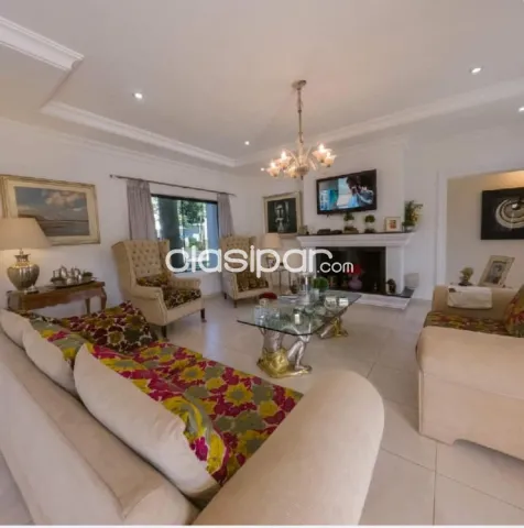 Luque: Elegante residencia en condominio, 1.080 m2, 4 suites, gran jardín, piscina — foto 3