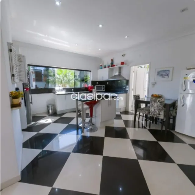 Luque: Elegante residencia en condominio, 1.080 m2, 4 suites, gran jardín, piscina — foto 5
