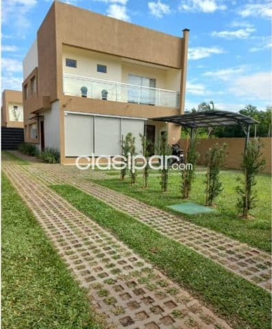 Prox. Cit: Lujosa residencia en condominio, 3 dormitorios, jardín, 5.300.000 gs