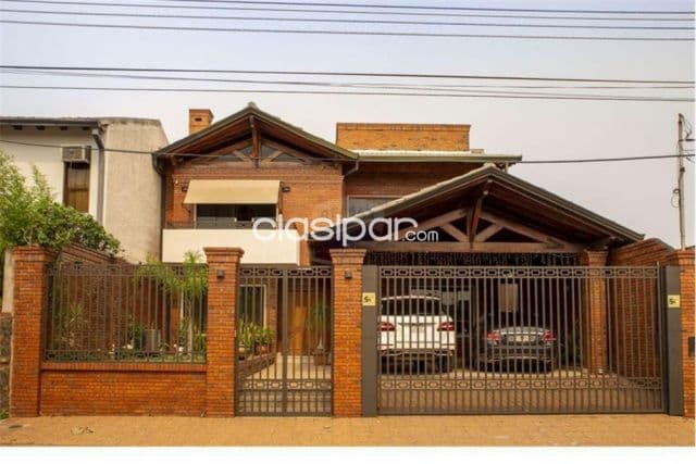 Pinozá (avda. F. Mora – gral. Santos): 3 suites, jardín, piscina, muy segura, 380.000 usd