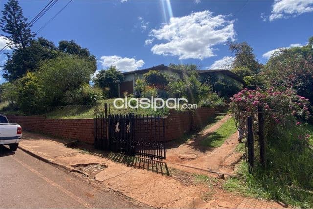 amplia casa con amplio terreno en Bella Vista sur: 7 habitaciones y 2 baños