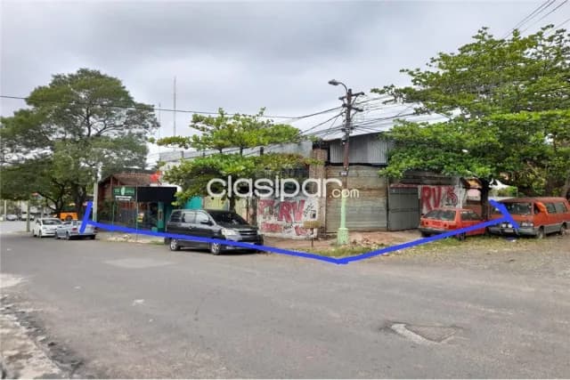 Terreno con construccion de casa y tinglado en esquina. B°obrero a mtrs de felix bog, foto 2