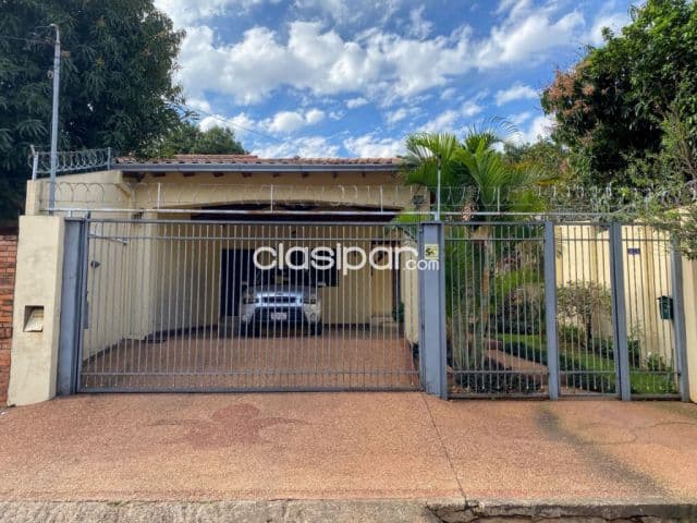 Bº vista alegre: Confortable residencia, 4 dormitorios, amplio jardín arbolado