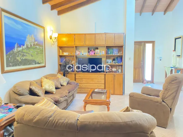 Bº vista alegre: Confortable residencia, 4 dormitorios, amplio jardín arbolado — foto 4