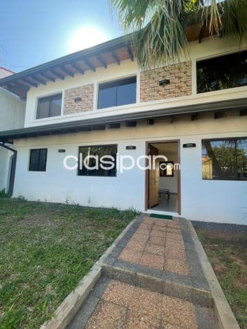 Mburucuyá: Moderna residencia, 4 dormitorios, jardín, piscina, 7.500.000 gs