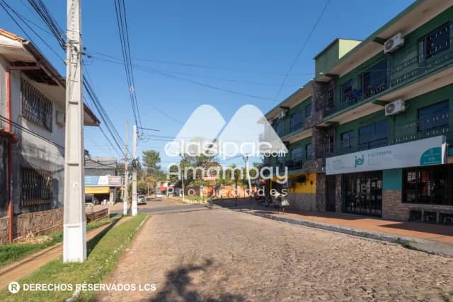 Edificio con 3 salones y 4 dptos. Lambaré, zona municipalidad, foto 3