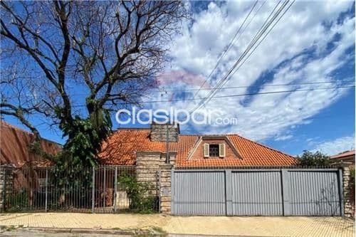 Casa c/piscina en amplio terreno a cudras mcal.lopez- bo.mcal.estigarribia-asuncion