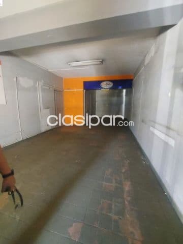 Se alquila dos salones comerciales sobre Artigas