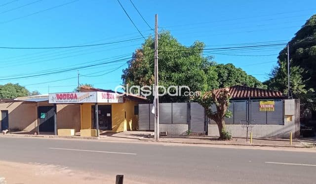 casa con salón comercial en capiata. E2499