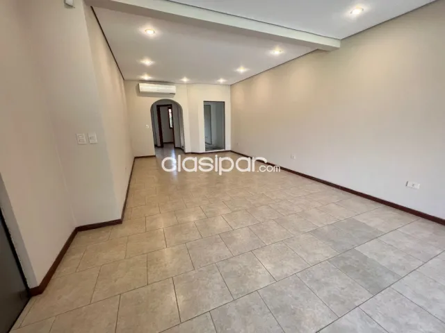 Mburucuyá: Elegante residencia, 4 dormitorios, amplios espacios, jardín, piscina, foto 3