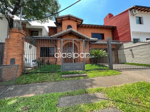 Mburucuyá: Elegante residencia, 4 dormitorios, amplios espacios, jardín, piscina