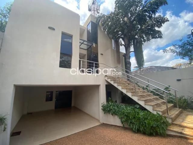 Mcal. Estigarribia: Lujosa residencia minimalista: 3 niveles, 4 suites, jardín, piscina — foto 2