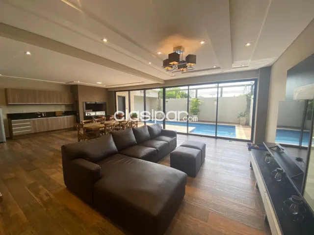 Mcal. Estigarribia: Lujosa residencia minimalista: 3 niveles, 4 suites, jardín, piscina — foto 3
