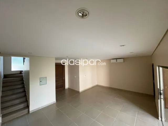 Luque – conmebol: Elegante residencia en condominio, 3 dormit, jardín, piscina, guardia 24 — foto 3