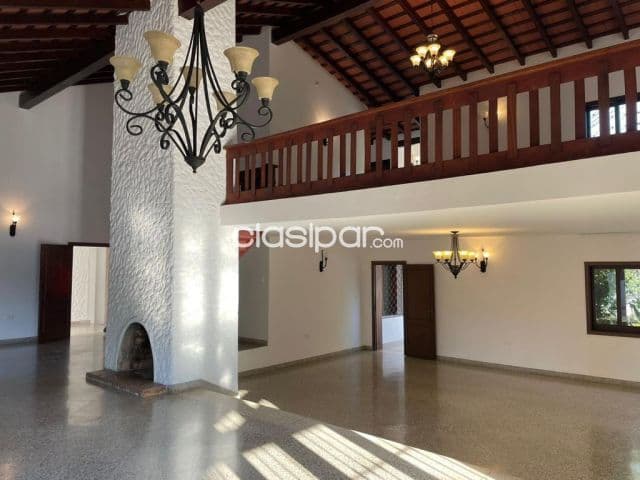 Seminario: Residencia colonial, 3 dormit, amplia recepcion, quincho, parrilla