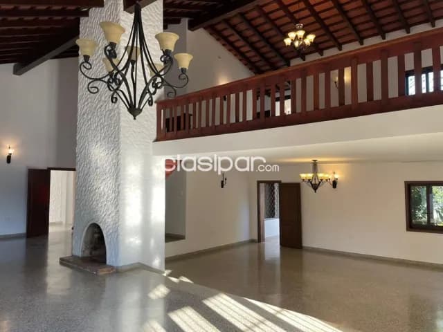 Seminario: Residencia colonial, 3 dormit, amplia recepcion, quincho, parrilla, foto 2
