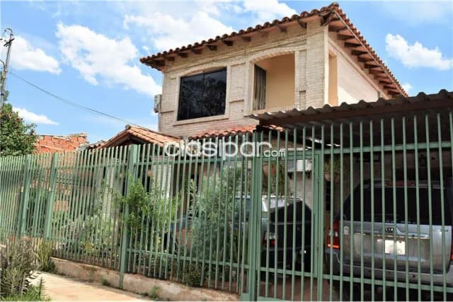 de Amplia casa en B° Defensores del Chaco — foto 2