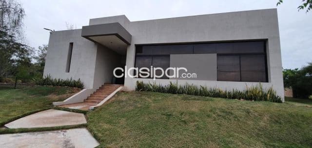 Surubi-i: Elegante residencia amoblada, 4 dormit, jardín, quincho, piscina, 2.200 usd