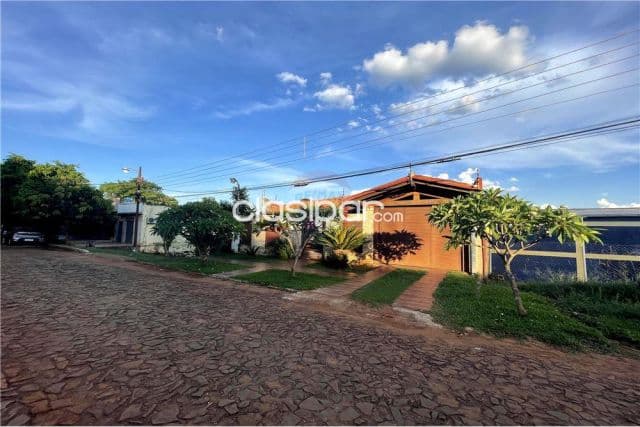 En venta residencia a 100 mts de la avda perú