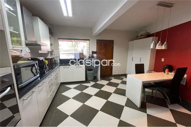 Casa de dos plantas con piscina y patio bo.Las Mercedes s/washington a 50 mtrs españ — foto 1