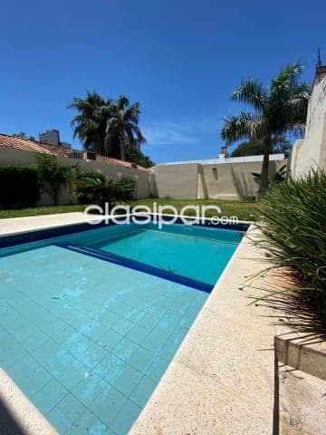 Villa Morra: Amplia y funcional residencia, 3 dormit, gran jardín, piscina, 10.000.000 gs