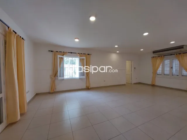 Bo Jara z/ leon condou: Distinguida residencia, 4 dormit, jardín, piscina, 1.950 usd — foto 5