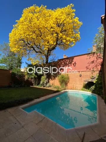 B° Las Lomas – prox. Shop. Sol: Elegante residencia, 5 dormitorios, impecable jardín, foto 3