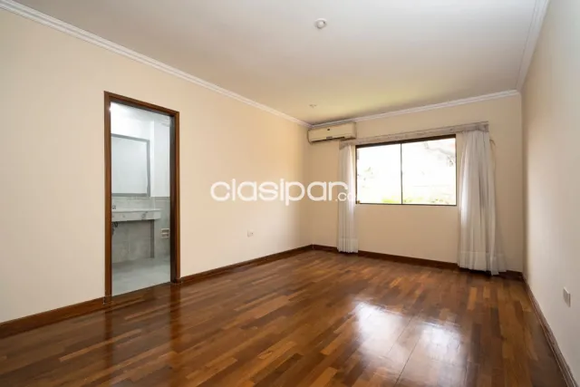 B° Las Lomas – prox. Shop. Sol: Elegante residencia, 5 dormitorios, impecable jardín, foto 4