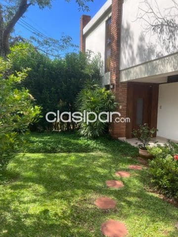Mcal estigarribia: Elegante casa en condominio, jardín, piscina, 1.600 usd