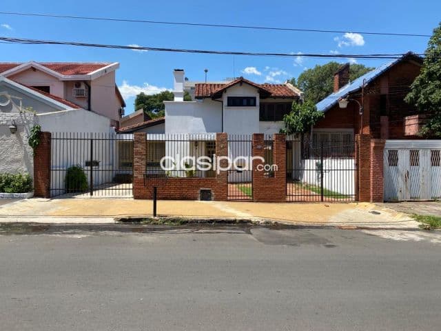 Se alquila casa en barrio mburicao