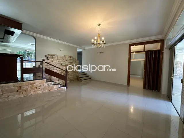 Villa Morra: Lujosa residencia, 1.210 m2, 4 suites, sauna, gran jardín, piscina, 5.000 usd — foto 3