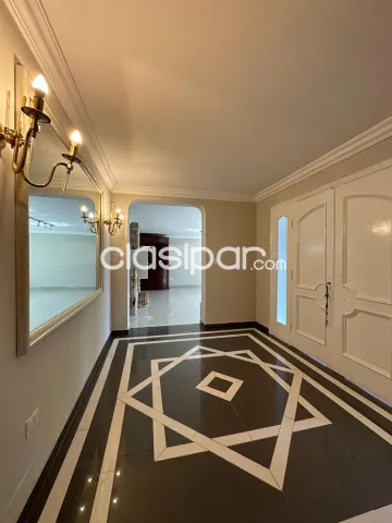 Villa Morra: Lujosa residencia, 1.210 m2, 4 suites, sauna, gran jardín, piscina, 5.000 usd — foto 4