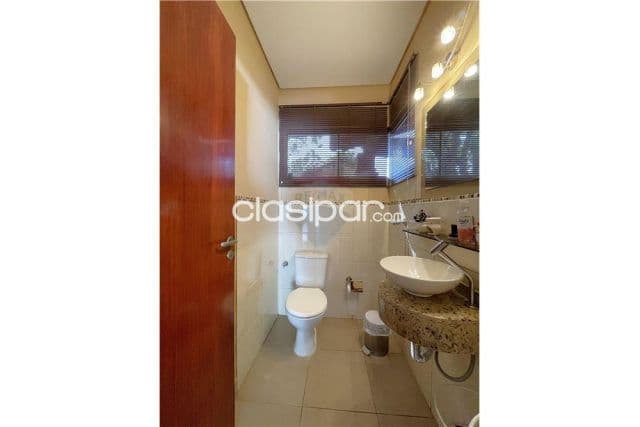Casa 2 plantas en bo cerrado boulevard loma alta nro.6 sobre laguna grande- fdo.nort