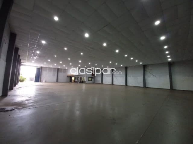 amplio depósito con local comercial, en pleno centro de Encarnación