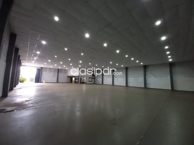 amplio depósito con local comercial, en pleno centro de Encarnación — foto 2