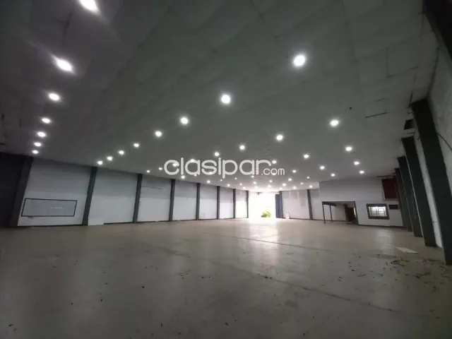 amplio depósito con local comercial, en pleno centro de Encarnación — foto 3