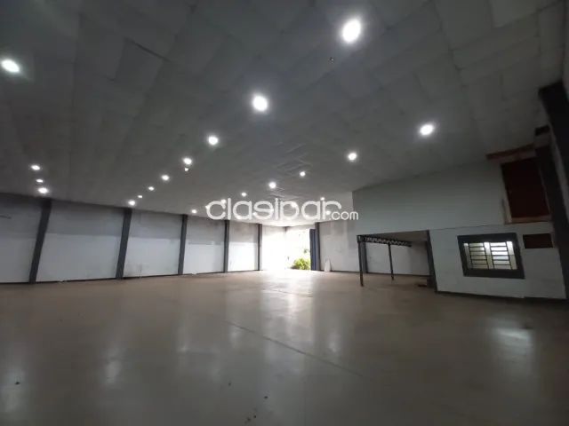 amplio depósito con local comercial, en pleno centro de Encarnación — foto 4