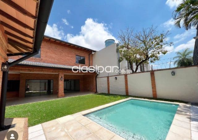 Hermosa Residencia de 4 dormitorios en Barrio Mburucuya