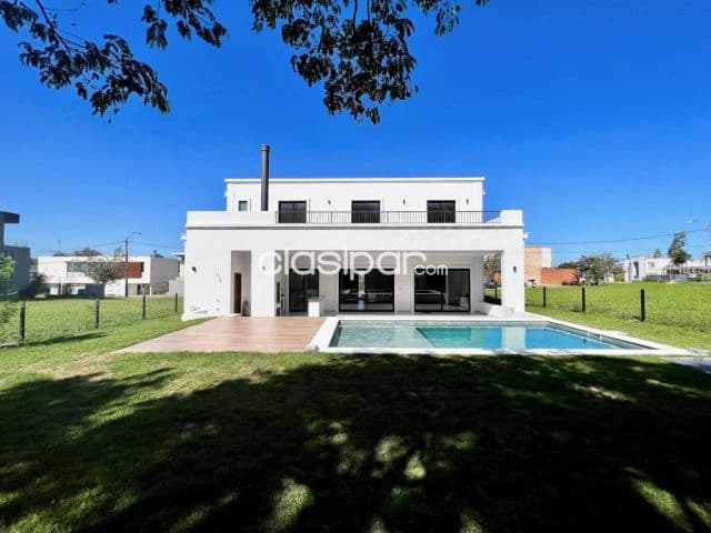 Aqua village – sanber: Elegante residencia, 563m2, 4 dormit, jardín, piscina, seg. 24hs
