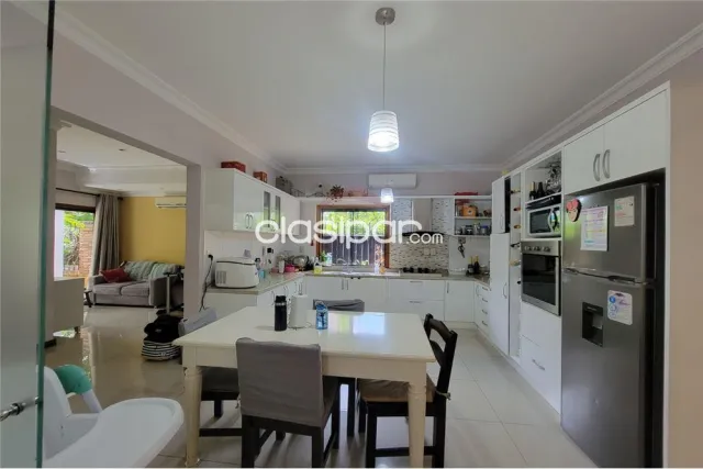 amplia residencia en esquina y con piscina en Cambyreta: 5 habitaciones y 4 baños, foto 3