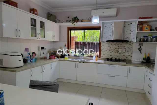 amplia residencia en esquina y con piscina en Cambyreta: 5 habitaciones y 4 baños, foto 4