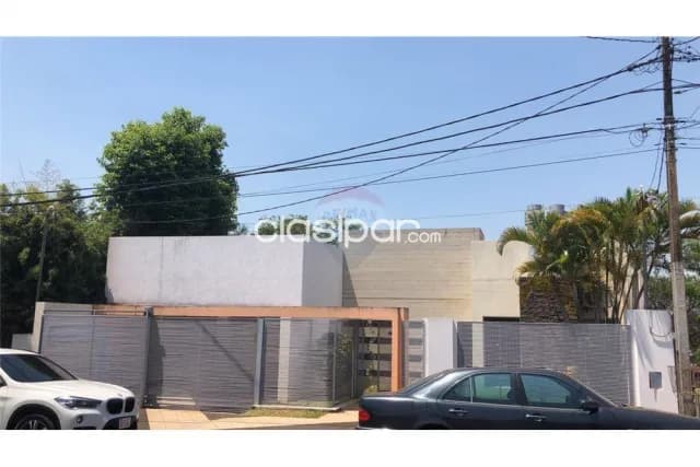 casa en zona céntrica de Encarnación: 4 habitaciones y 3 baños — foto 2